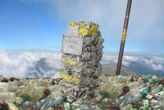Salvamontul avertizează! În Munții Bucegi există pericolul iminent al unei avalanșe de PET-uri