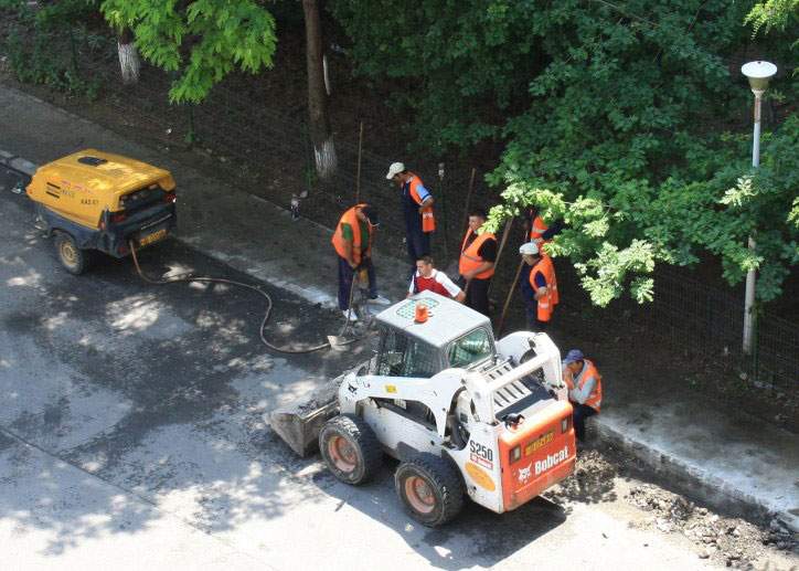 Muncitorii care dau cu picamărul se plâng că nu au unde să repete, din cauza vecinilor