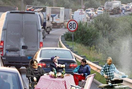 13 lucruri despre românii blocaţi în weekend pe Autostrada Soarelui