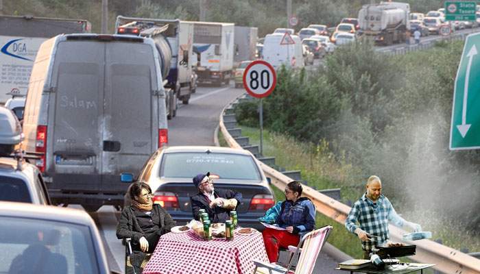 13 lucruri despre românii blocaţi în weekend pe Autostrada Soarelui