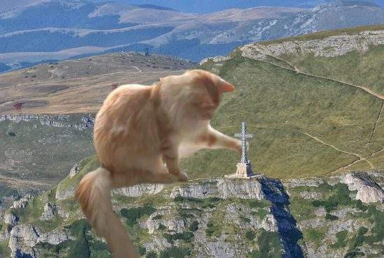 Scandal în Bucegi după ce o pisică imensă a dărâmat crucea de pe Caraiman