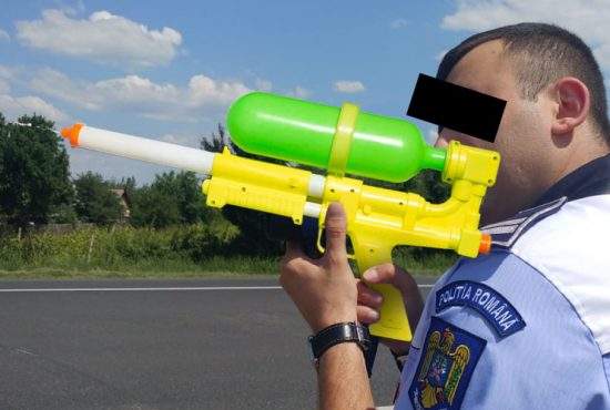 Poliţia Română a primit pistoale noi. Din păcate sunt tot cu apă!