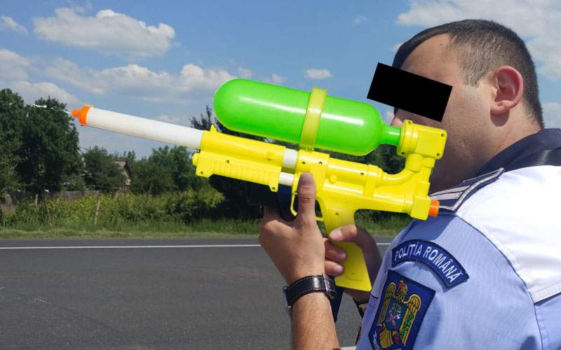 Poliţia Română a primit pistoale noi. Din păcate sunt tot cu apă!