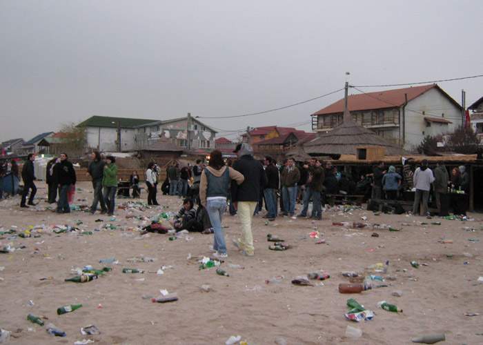 Turiştilor li se pregăteşte un 1 Mai autentic. În Vama Veche s-au mai basculat 2 tone de chiştoace