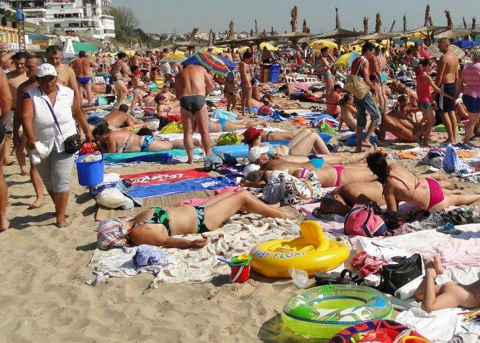 Aglomerație de nedescris pe litoralul românesc! Până și în Cap Aurora s-a dublat numărul turiștilor, acum sunt doi