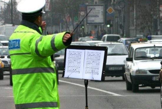 Un poliţist care dirija traficul în zona Obor a reuşit să obţină Simfonia a 9-a din claxoane