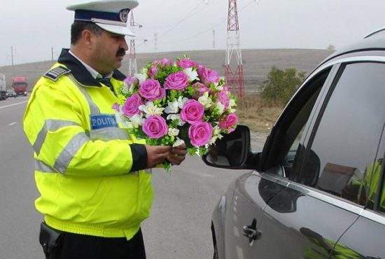 8 Martie de coşmar pentru o şoferiţă: M-a oprit Poliţia de 174 de ori, să-mi dea flori!