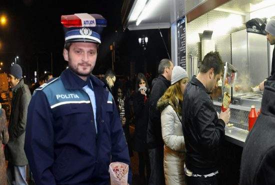 Românii își țin banii și valorile la șaormărie, că sunt tot timpul polițiști acolo