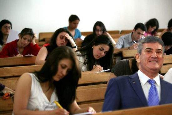 Mizerie în campusurile studenţeşti! După gândaci şi şobolani, au venit şi politicienii la doctorate