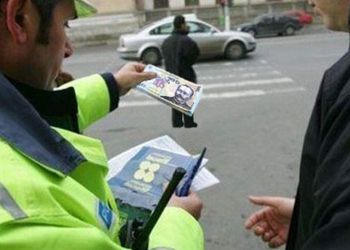 Poliţişti arestaţi după ce au dat mită şoferilor ca să conducă cu viteza legală