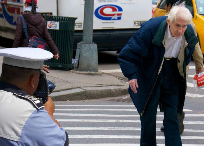 Poliţia Rutieră introduce viteza minimă de 20 km/h la pietoni, pentru fluidizarea traficului