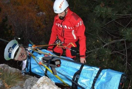 Un poliţist s-a afundat atât de adânc cu radarul în boscheţi că s-a rătăcit şi îl caută Salvamontul