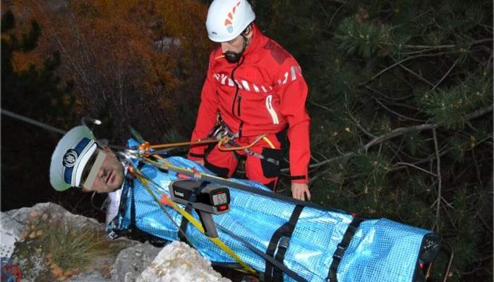 Un poliţist s-a afundat atât de adânc cu radarul în boscheţi că s-a rătăcit şi îl caută Salvamontul