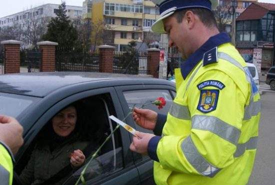 De ziua mondială a hepatitei, polițiștii au oprit femeile în trafic și le-au dat hepatită