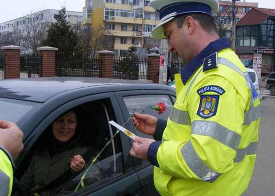 De ziua mondială a hepatitei, polițiștii au oprit femeile în trafic și le-au dat hepatită