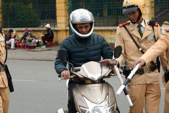 Guvernul va aduce polițiști vietnamezi, ca să fie amendați cât mai mulți români