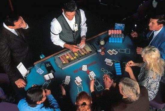 Polițiștii infiltrați într-un cazino au pierdut la poker cinci milioane de euro