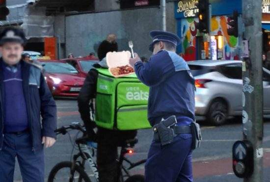 Poliţia a început să îi oprească şi pe cei de la Uber Eats şi să le mănânce mâncarea