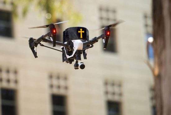 Un popă ingenios foloseşte o dronă ca să-i demaşte pe credincioşii care pretind că nu sunt acasă