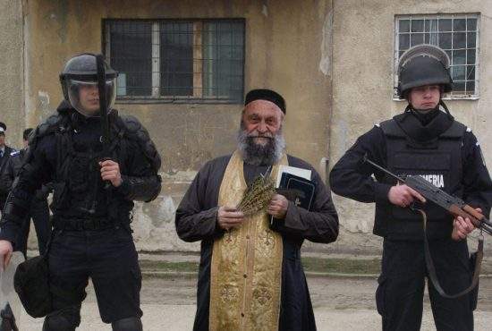 Violenţe în Militari: preotul a intrat cu jandarmii peste o familie care refuza sfinţirea casei