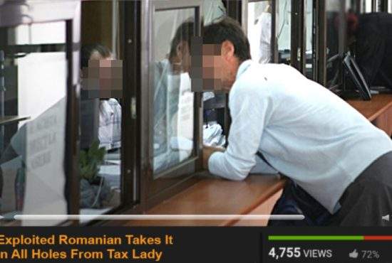 Român acuzat de pornografie după ce s-a filmat când şi-a luat-o la un ghişeu ANAF