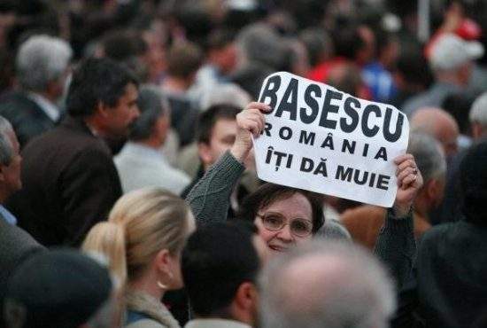Membrii Guvernului Boc şi Băsescu vor să depună o plângere împotriva populaţiei