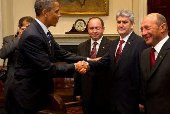 Oprea explică photoshopul: ”Obama l-a făcut, pentru că şi-a dorit o poză în care dă mâna cu mine”
