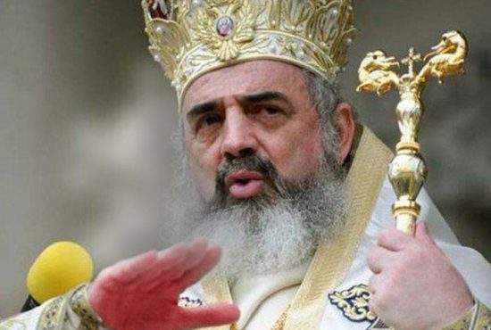 N-a mai avut răbdare! Patriarhul Daniel, fript grav după ce a pus mâna pe un lingou de aur proaspăt turnat