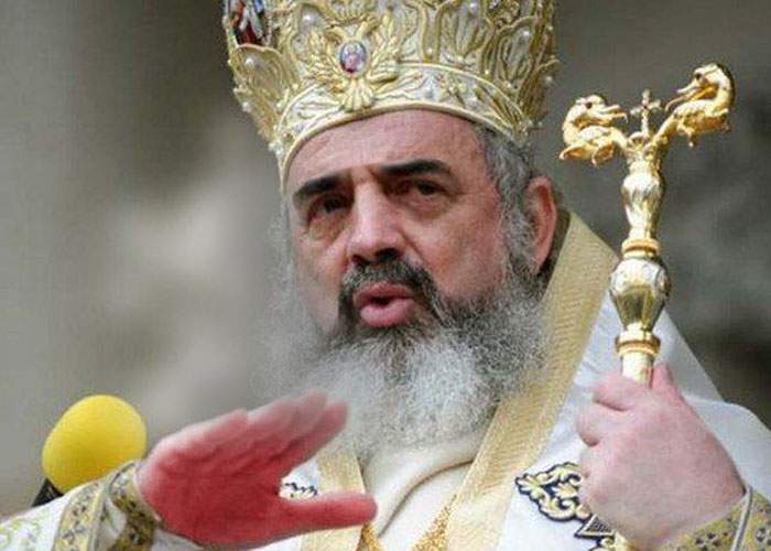 N-a mai avut răbdare! Patriarhul Daniel, fript grav după ce a pus mâna pe un lingou de aur proaspăt turnat