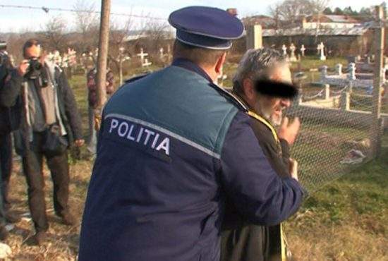 S-a mers prea departe! Preot prins în timp ce fura din cutia milei de la altă biserică!