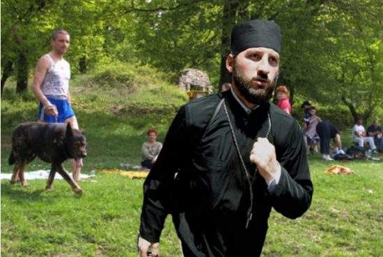 Preot, bătut în Prahova: Pretindea că sfinţeşte grătarul oamenilor şi fura micii