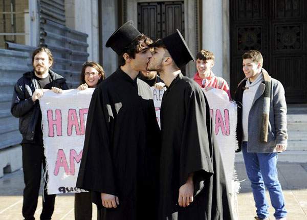 Sute de preoți au întârziat azi la slujbă, că-s mahmuri după parada gay