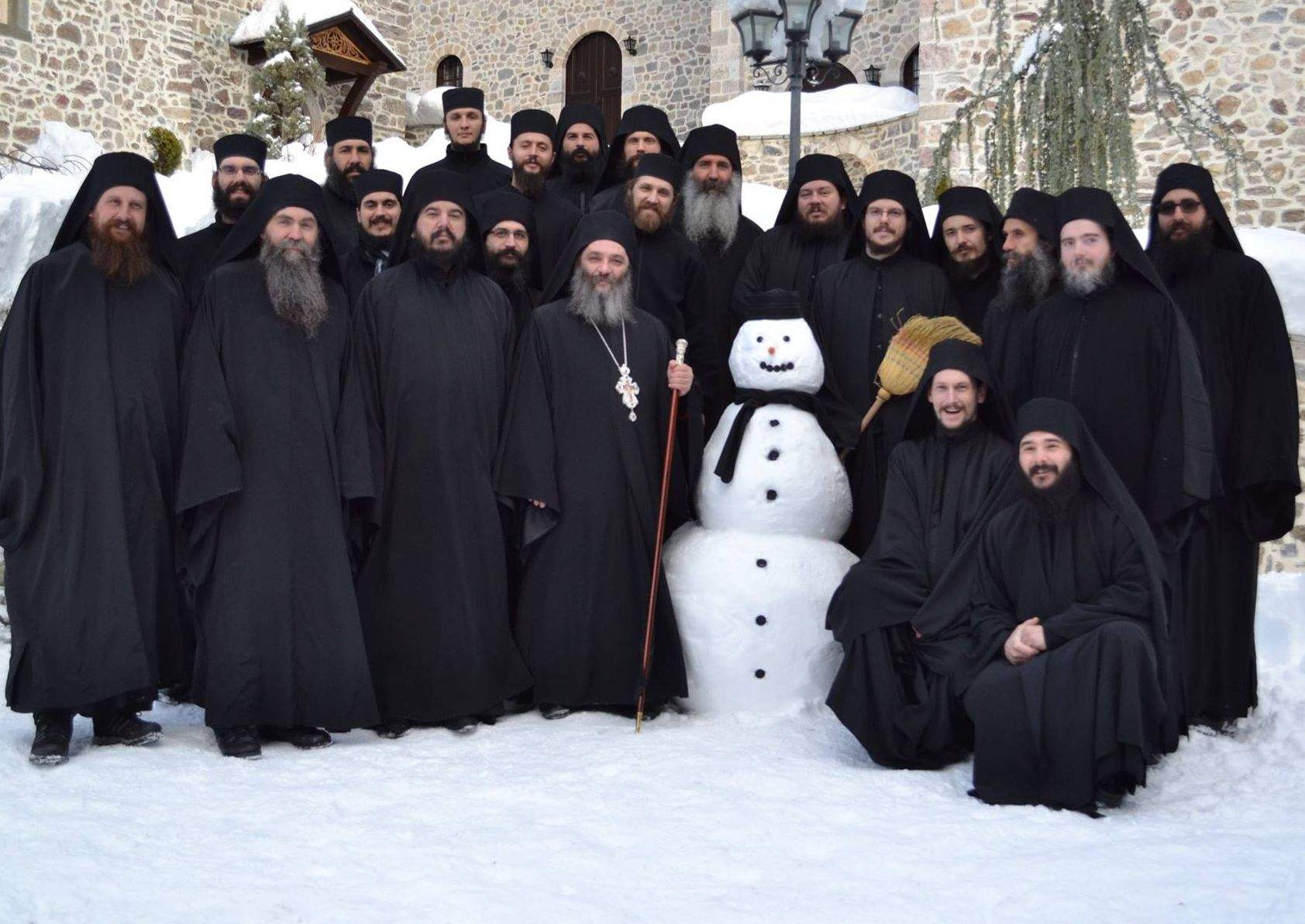 Preoții au făcut în curtea Patriarhiei un om de zăpadă, după care i-au cerut bani pentru Catedrală
