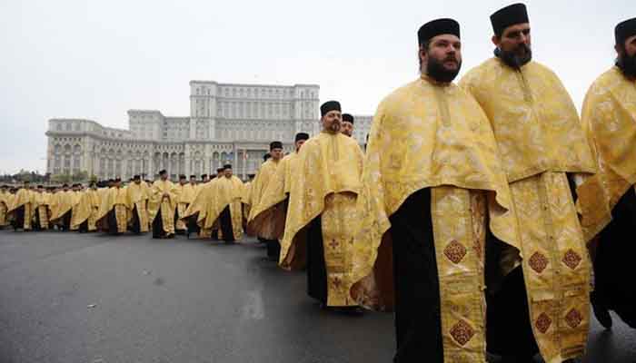 Ai dracu’, nu pierd nici o ocazie! De 1 Decembrie vin popii cu imnul