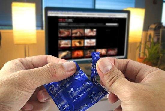 De teama viruşilor informatici, mulţi români poartă prezervativ când accesează site-uri porno