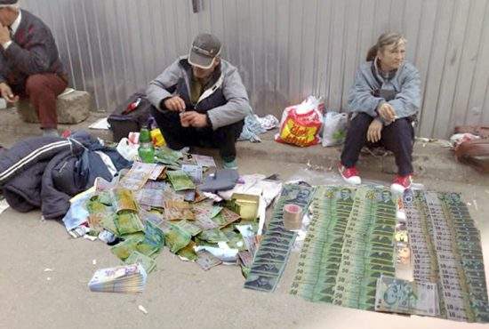 Românii sunt atât de săraci încât au ajuns să trăiască din propriile lor salarii!