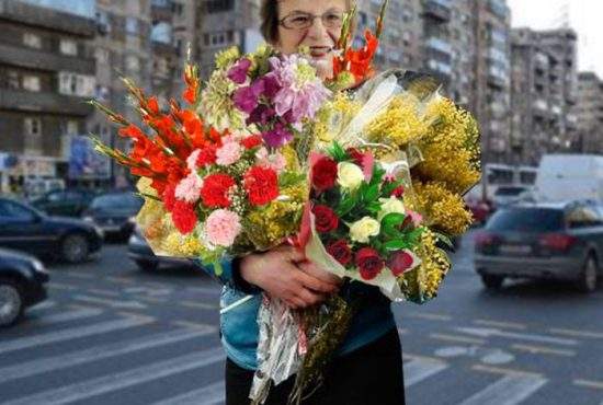 O profesoară care stătea la semafor cu un braţ de flori, premiată de Firea pentru cea mai frumoasă faţadă
