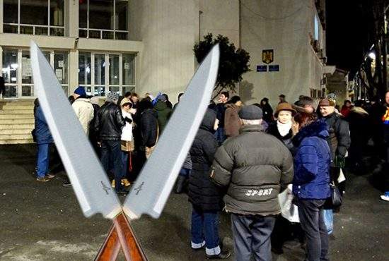 Protest pașnic cu cuțite în fața prefecturii Brăila împotriva violențelor