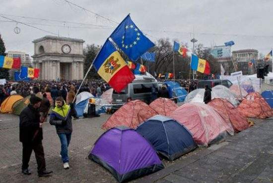 Mii de moldoveni protestează în Chişinău faţă de faptul că sunt moldoveni şi trăiesc în Moldova