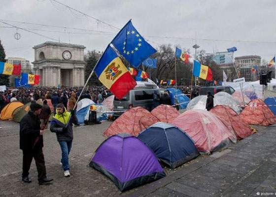 Mii de moldoveni protestează în Chişinău faţă de faptul că sunt moldoveni şi trăiesc în Moldova