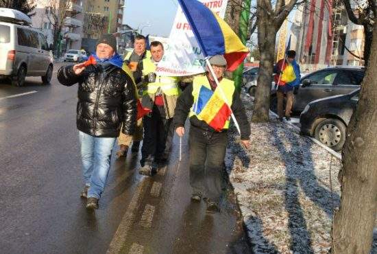 Protest faţă de întârzierea metroului. Un grup de locuitori în Drumul Taberei a pornit pe jos spre Capitală