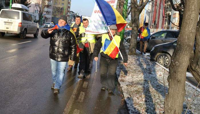 Protest faţă de întârzierea metroului. Un grup de locuitori în Drumul Taberei a pornit pe jos spre Capitală