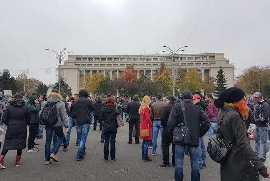 Se vede c-a fost făcut pe grabă! Protestatarii de la Guvern au uitat pancarta cu ”Mu*e Dragnea și Tudose!”