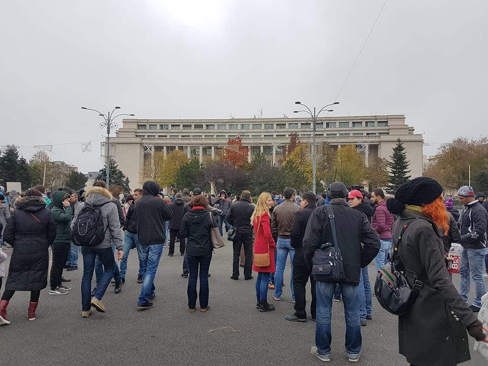 Se vede c-a fost făcut pe grabă! Protestatarii de la Guvern au uitat pancarta cu ”Mu*e Dragnea și Tudose!”