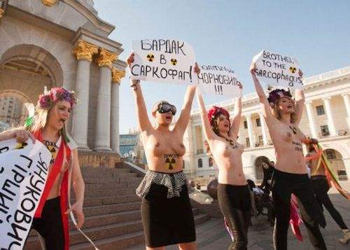 Pensionarii români le-au angajat pentru un miting pe ucrainiencele care protestează în pielea goală