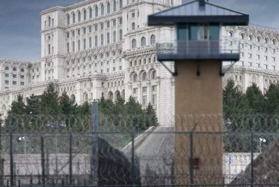 Alternativă la graţiere! Parlamentul, transformat în penitenciar: e foarte mare şi hoţii sunt deja înăuntru