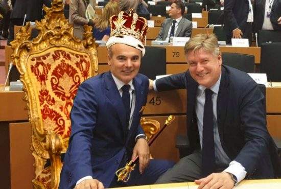 Scandal în Parlamentul European. Rareș Bogdan și-a înlocuit scaunul cu un jilț din sec. XVII
