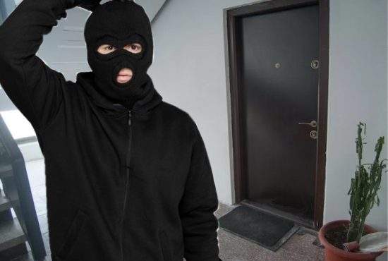 Un român care recicla becuri de pe casa scării a fost prins şi a luat 4 ani cu executare