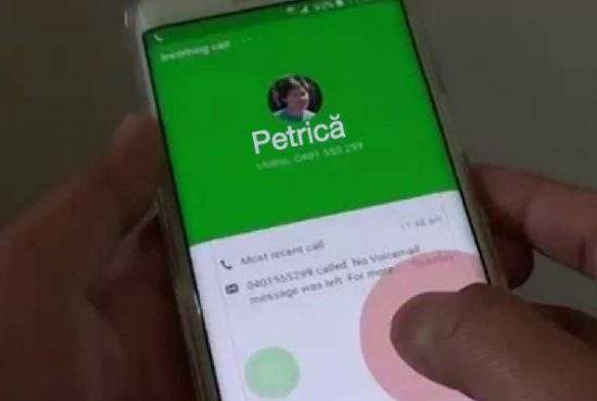 Ca să scape de telefonul săptămânal cu părinţii, un român le cere mereu bani împrumut şi nu-l mai caută