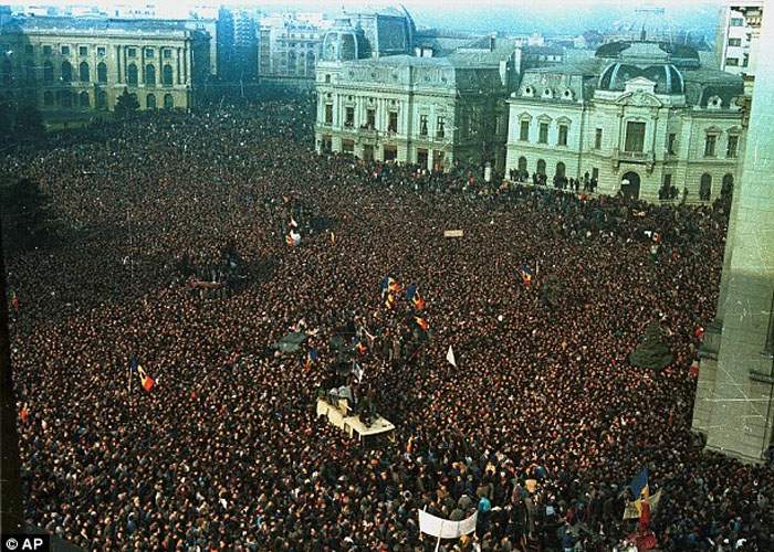 Revoluţia din ‘89 rămâne un mister: “Mii de români au ieşit din case deşi nu se dădea nicio tigaie”
